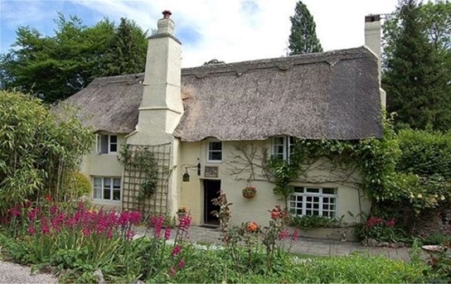 two-story cottage in Devon, England, built in the 1400s